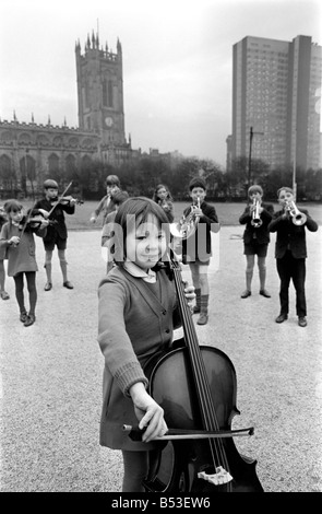 Michaela Milone, un joueur de violoncelle avec les membres de son orchestre de l'école. &# 13 ;&# 10;Décembre 1969 &# 13 ;&# 10;Z11800-005 Banque D'Images