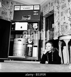 Inventions : la première bière réfrigérée automatique distributeur automatique a été démontré par la Division de la brasserie GKN Sankey Ltd., de personnel, à Bilston Quaglino's Bury Street, Londres. Femme avec l'avant de l'autobarmaid ouvrir montrant l'intérieur. Décembre 1969 Z11595-001 Banque D'Images