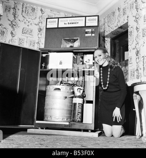 Inventions : la première bière réfrigérée automatique distributeur automatique a été démontré par la Division de la brasserie GKN Sankey Ltd., de personnel, à Bilston Quaglino's Bury Street, Londres. Femme démontrant la machine est Mme Sheila tremblent (24). Décembre 1969 Z11595-002 Banque D'Images