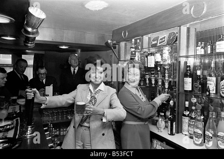 Divertissement. Télévision : Pat Phoenix Coronation Street, est le nouveau titulaire de l'hôtel à la navigation Buxworth dans le Derbyshire. Pat, et Joan Francis (Dot Greenhalgh de la rue) qui est d'aider dans l'exécution de la pub. Décembre 1969 Z11772 Banque D'Images