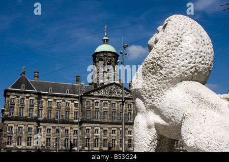 Lion de pierre de la Place du Dam avec vue sur le Palais Royal d'Amsterdam Pays-Bas Banque D'Images