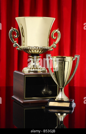 Deux trophées Gold Cup avec rideau rouge contexte Banque D'Images