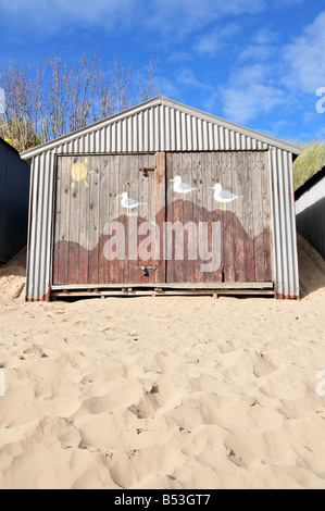 Porte en bois peint d'une cabane de plage sur la plage de Gors Morfa Péninsule Llyn Abersoch au Pays de Galles Banque D'Images