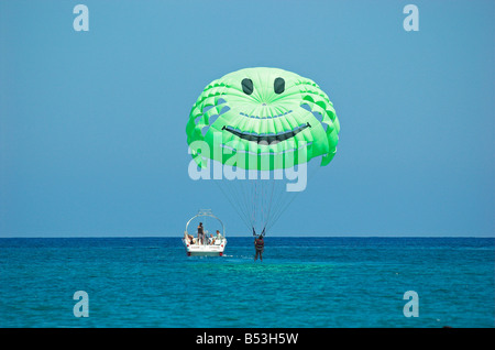 Deux jeunes femme parachute ascensionnel au-dessus de la mer de la Crète Rethymno Grèce Septembre 2008 Banque D'Images