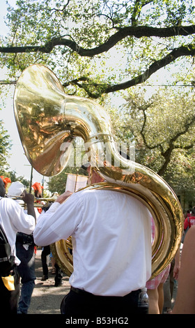 Treme Brass Band tubiste, défilant dans une New Orleans Jazz funeral sur l'Avenue Napoléon. Banque D'Images