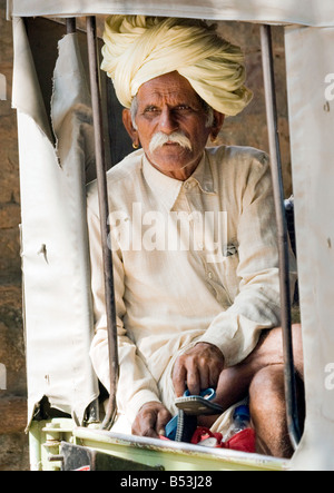 Un vieil indien dans un turban regarde par l'arrière d'une jeep, Temple de Ranthambore, Rajasthan, Inde Banque D'Images
