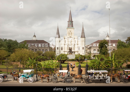 Cathédrale saint Lois et Jackson Square dans le quartier français de La Nouvelle-Orléans. Banque D'Images