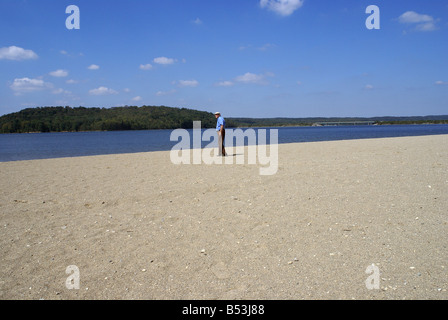 Petite figure sur la plage Banque D'Images