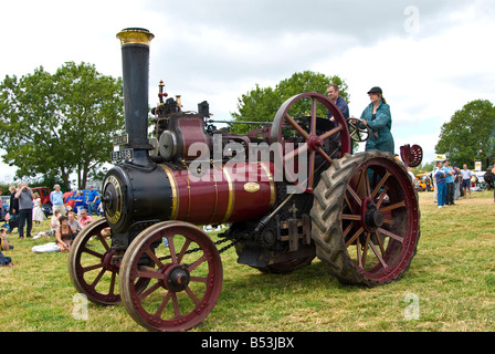 Un homme et une femme en voiture et d'afficher leur moteur de traction à vapeur à Bloxham Vintage Vehicle Show. UK. Banque D'Images