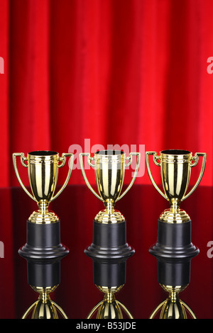 Trois trophées avec rideau rouge contexte Banque D'Images