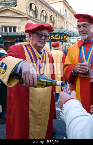 Un viticulteur local de verser le vin à la cérémonie d'ouverture de la fête des vendanges, Neuchâtel, Suisse Banque D'Images