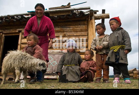 Famille de nomades du nord de la Mongolie Banque D'Images