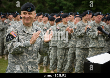 Plus de 4 000 soldats se rassemblent pour la présentation d'un Jeep Liberty 2008 accordée à Michael Gallagher Spécialiste de l'armée. Banque D'Images