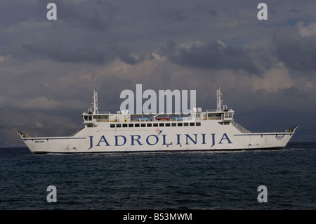 Jadrolinija ferry entre Split et les îles de la Croatie Banque D'Images