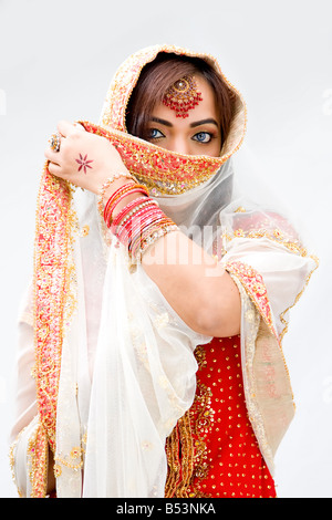 Mariée élégante Bengali avec voile en face de bouche isolé Banque D'Images