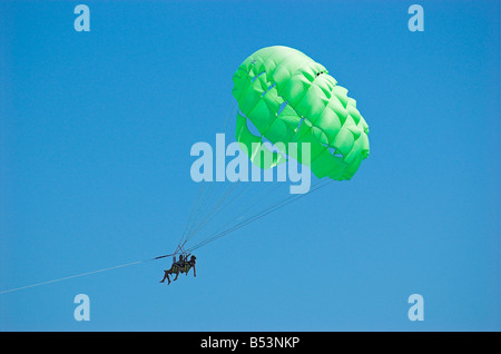Deux jeunes femme parachute ascensionnel au-dessus de la mer de la Crète Rethymno Grèce Septembre 2008 Banque D'Images