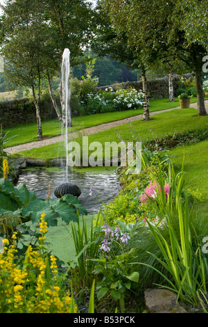 Grand jardin avec une fontaine d'eau Banque D'Images