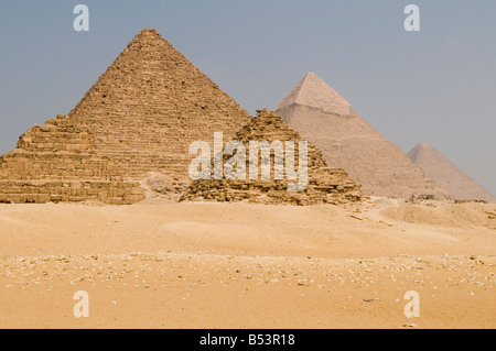 Les trois grandes pyramides de Khéops, Khéphren Khufu Khafré et Menkaourê avec les pyramides des reines au complexe de pyramides de Gizeh au Caire, Egypte Banque D'Images