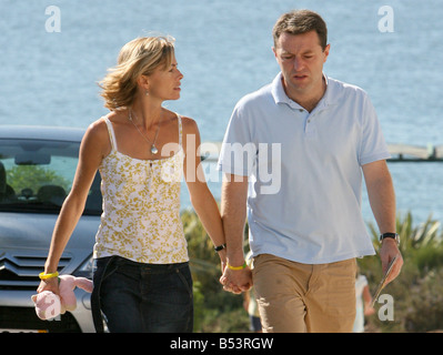 Kate et Gerry McCann out walking in Pria da Luz, Portugal.&# 13 ;&# 10;Madeleine McCann . 28/08/2007 Banque D'Images