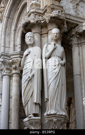 Statues dans la cathédrale de Chartres Eure et Loir France Banque D'Images