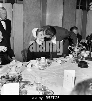 L'acteur Humphrey Bogart et Lauren Bacall son épouse lors d'un déjeuner de presse organisé en leur honneur.. Mai 1953 D2581 Banque D'Images