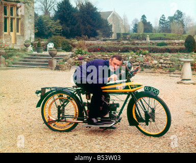 Comédien Spike Milligan sur moto Wooler 1920 au Palace Chambre Beaulieu. Banque D'Images