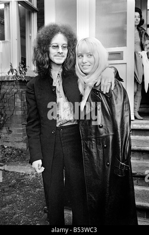 Noel Redding qui jouait dans le Jimi Hendrix Experience avec bande mariée Susan Fonsby photographié après leur mariage par une Rolls Royce voiture. ;Novembre 1969 ;Z10723-003 Banque D'Images