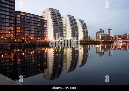 Appartements modernes, Huron, bassin, pont de Detroit avec Victoria House en arrière-plan, Salford Quays, Manchester, UK Banque D'Images