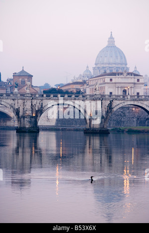 Vue sur Saint Angelo pont sur Tibre et la basilique Saint-Pierre . Cité du Vatican, Rome. Italie Banque D'Images