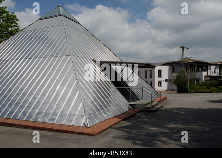 Couverts en classe avec des panneaux solaires pour produire de l'énergie électrique à une école à Gelsenkirchen, Rhénanie du Nord-Westphalie, Allemagne. Banque D'Images