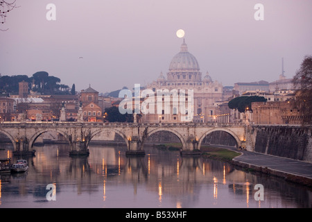 Vue sur Saint Angelo pont sur Tibre et la basilique Saint-Pierre . Cité du Vatican, Rome. Italie Banque D'Images