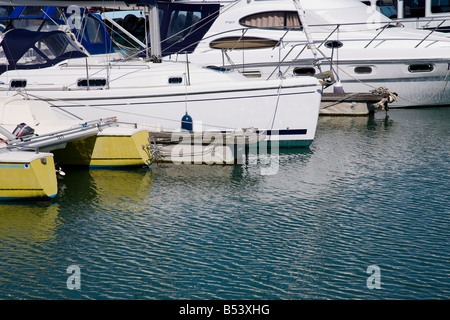 Les bateaux de plaisance amarrés dans le carrossage Dock, Portsmouth, Hampshire, Angleterre. Banque D'Images