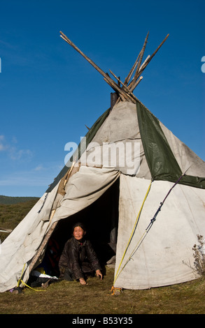 Femme indide Tsaatan tipi la Mongolie du Nord Banque D'Images