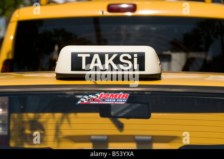 Taxi jaune turc dans une file de taxis Banque D'Images