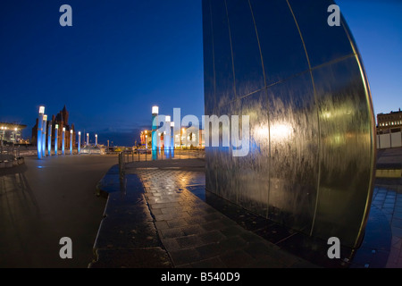 La place Roald Dahl nuit à Cardiff au Pays de Galles UK Banque D'Images