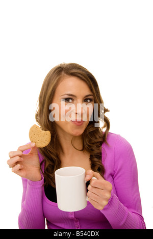 Woman eating biscuit après il dunk en plateau Banque D'Images