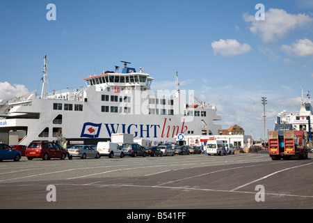 Voitures Attendre chargement sur l'île de Wight ferry à Portsmouth, Hampshire, Angleterre. Banque D'Images