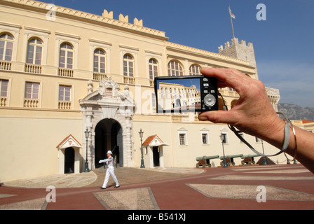 Un touriste de prendre une photo du Palais Royal à Monaco Banque D'Images