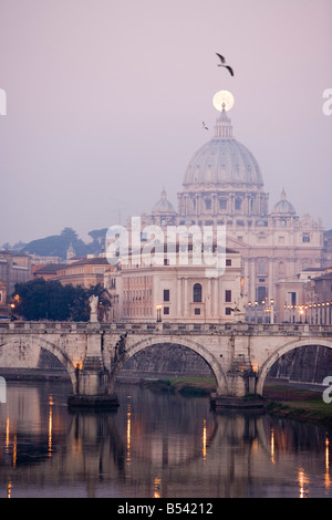 Vue sur Saint Angelo pont sur Tibre et la basilique Saint-Pierre . Cité du Vatican, Rome. Italie Banque D'Images