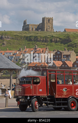 La recherche à travers l'ancien port de traction à vapeur gloire à Abbey Whitby North Yorkshire Angleterre Juillet 2008 Banque D'Images