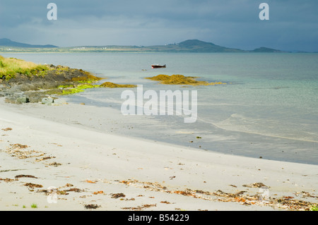 La plage de Craighouse à l'ensemble de petites îles Bay à un bateau amarré, Isle of Jura, Ecosse Banque D'Images