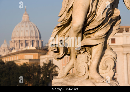 La basilique St Pierre vu de pont Sant'Angelo, Rome. Italie Banque D'Images