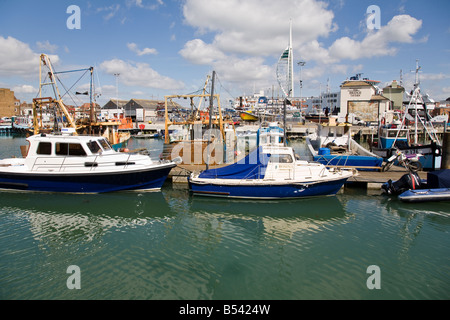 Un mélange de plaisir et de pêche amarrés dans hampshicraft avec dock de carrossage la tour Spinnaker dans l'arrière-plan, Portsmouth, Angleterre Banque D'Images