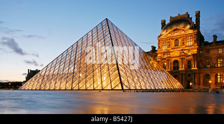 Musée du Louvre et des Pyramides Paris France Banque D'Images