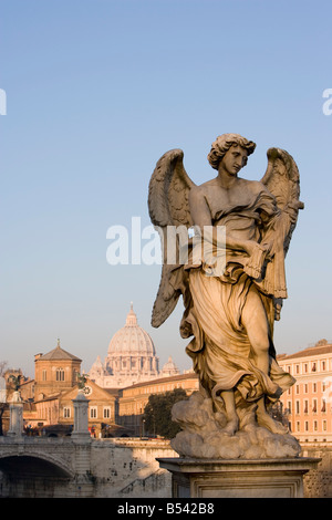 STATUE SUR LE PONTE SANT'ANGELO ROME ITALIE Banque D'Images