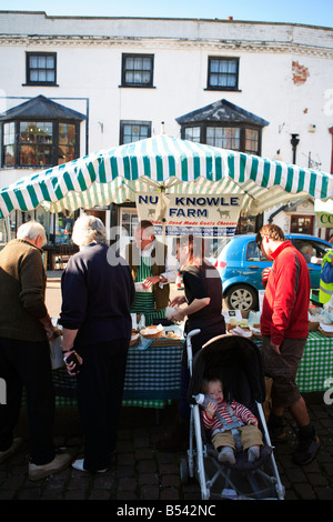 United Kingdom West Sussex arundel un décrochage de fromage dans le mensuel farmers market Banque D'Images