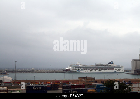 Bateau de Croisière au Port de Barcelone [Barcelone, Catalogne, Espagne, Europe]. . Banque D'Images