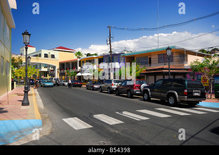 La rue principale dans le centre-ville historique de Rincón, Puerto Rico. Banque D'Images