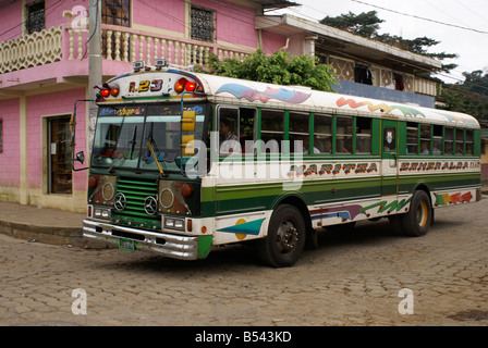 Bus public colorés dans le village de Ataco dans l'ouest de l'Amérique centrale, El Salvador Banque D'Images