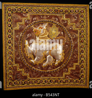 De l'artisanat birman Mandalay sequinned détail tapisserie de Birmanie Myanmar étiré prêt pour l'encadrement Banque D'Images